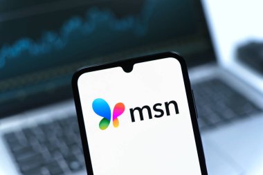 Prag, Çek Cumhuriyeti - 05 08 2025: MSN logosunu gösteren akıllı telefon.