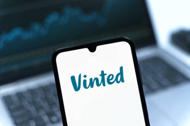 Prag, Çek Cumhuriyeti - 05 08 2025: Vinted logosunu gösteren akıllı telefon.