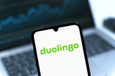 Prag, Çek Cumhuriyeti - 05 08 2025: Duolingo logosunu gösteren akıllı telefon.