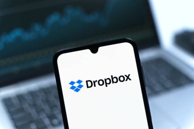 Prag, Çek Cumhuriyeti - 05 08 2025: Dropbox logosunu gösteren akıllı telefon.