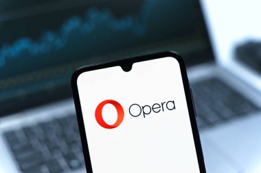 Prag, Çek Cumhuriyeti - 05 08 2025: Opera logosunu gösteren akıllı telefon.