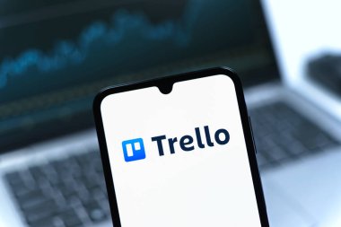 Prag, Çek Cumhuriyeti - 05 08 2025: Trello logosunu gösteren akıllı telefon.