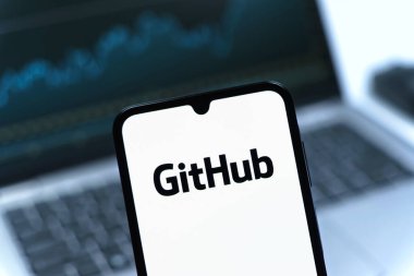 Prag, Çek Cumhuriyeti - 05 08 2025: GitHub logosunu gösteren akıllı telefon.