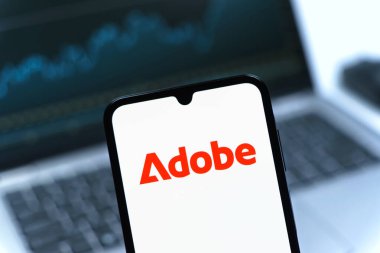 Prag, Çek Cumhuriyeti - 05 08 2025: Adobe logosunu gösteren akıllı telefon.