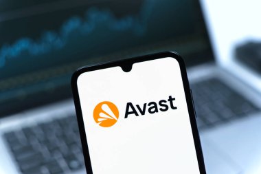 Prag, Çek Cumhuriyeti - 05 08 2025: Avast logosunu gösteren akıllı telefon.