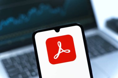 Prag, Çek Cumhuriyeti - 05 08 2025: Akrobat Reader logosunu gösteren akıllı telefon.