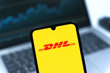 Prag, Çek Cumhuriyeti - 05 08 2025: DHL logosunu gösteren akıllı telefon.