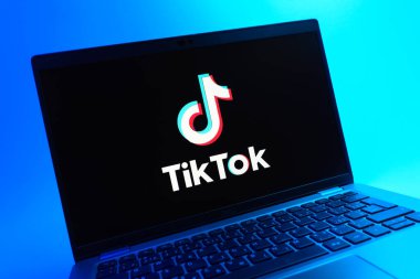 Prag, Çek Cumhuriyeti - 05 08 2025: Renkli bir arkaplanda duran ve TikTok logosunu gösteren bir dizüstü bilgisayarın yakından görüntüsü.
