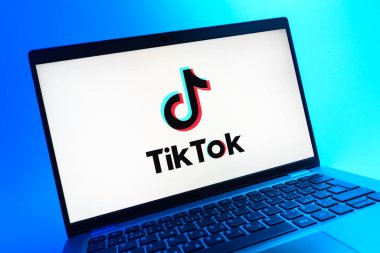 Prag, Çek Cumhuriyeti - 05 08 2025: Renkli bir arkaplanda duran ve TikTok logosunu gösteren bir dizüstü bilgisayarın yakından görüntüsü.