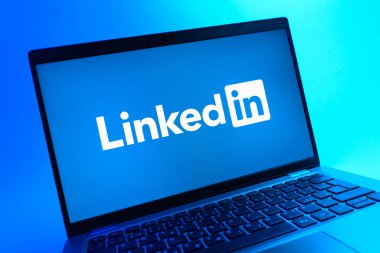 Prag, Çek Cumhuriyeti - 05 08 2025: LinkedIn logosunu gösteren renkli bir arkaplanda duran dizüstü bilgisayarın yakından görüntüsü.
