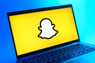 Prag, Çek Cumhuriyeti - 05 08 2025: Renkli bir arkaplanda duran ve Snapchat logosunu gösteren bir dizüstü bilgisayarın yakından görüntüsü.