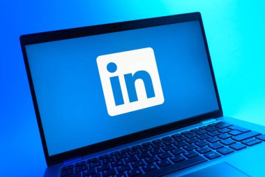 Prag, Çek Cumhuriyeti - 05 08 2025: LinkedIn logosunu gösteren renkli bir arkaplanda duran dizüstü bilgisayarın yakından görüntüsü.