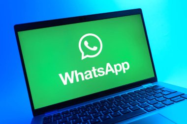 Prag, Çek Cumhuriyeti - 05 08 2025: Renkli bir arkaplanda uzanan dizüstü bilgisayarın yakın görüntüsü WhatsApp logosunu gösteriyor.