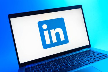 Prag, Çek Cumhuriyeti - 05 08 2025: LinkedIn logosunu gösteren renkli bir arkaplanda duran dizüstü bilgisayarın yakından görüntüsü.
