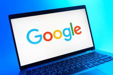 Prag, Çek Cumhuriyeti - 05 08 2025: Google logosunu gösteren renkli bir arkaplanda duran dizüstü bilgisayarın yakından görüntüsü.