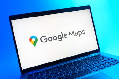Prag, Çek Cumhuriyeti - 05 08 2025: Google Maps logosunu gösteren renkli bir arkaplanda duran dizüstü bilgisayarın yakından görüntüsü.