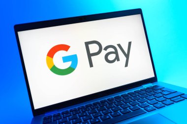 Prag, Çek Cumhuriyeti - 05 08 2025: Google Pay logosunu gösteren renkli bir arkaplanda duran dizüstü bilgisayarın yakından görüntüsü.