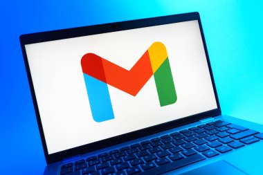 Prag, Çek Cumhuriyeti - 05 08 2025: Google Gmail logosunu gösteren renkli bir arkaplanda duran dizüstü bilgisayarın yakın görüntüsü.