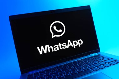 Prag, Çek Cumhuriyeti - 05 08 2025: Renkli bir arkaplanda uzanan dizüstü bilgisayarın yakın görüntüsü WhatsApp logosunu gösteriyor.