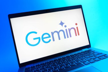 Prag, Çek Cumhuriyeti - 05 08 2025: Gemini logosunu gösteren renkli bir arkaplanda duran dizüstü bilgisayarın yakından görüntüsü.