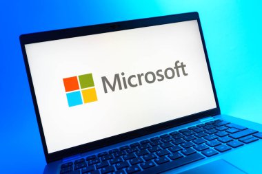 Prag, Çek Cumhuriyeti - 05 08 2025: Microsoft logosunu gösteren renkli bir arkaplanda duran dizüstü bilgisayarın yakından görüntüsü.