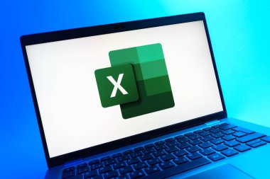 Prag, Çek Cumhuriyeti - 05 08 2025: Renkli bir arkaplanda uzanan ve Excel logosunu gösteren bir dizüstü bilgisayarın yakından görüntüsü.