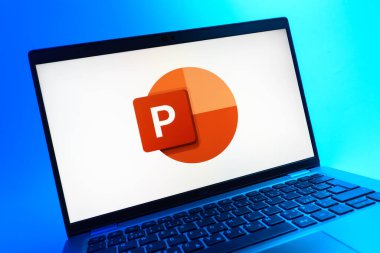 Prag, Çek Cumhuriyeti - 05 08 2025: Powerpoint logosunu gösteren renkli bir arkaplanda duran dizüstü bilgisayarın yakından görüntüsü.