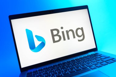 Prag, Çek Cumhuriyeti - 05 08 2025: Bing logosunu gösteren renkli bir arkaplanda duran dizüstü bilgisayarın yakından görüntüsü.