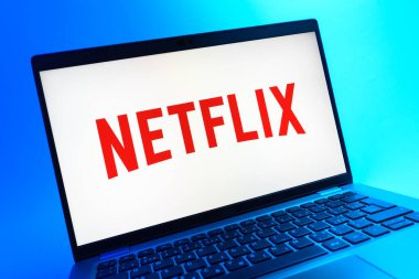 Prag, Çek Cumhuriyeti - 05 08 2025: Netflix logosunu gösteren renkli bir arkaplanda duran dizüstü bilgisayarın yakından görüntüsü.