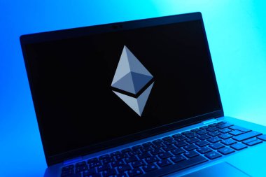 Prag, Çek Cumhuriyeti - 05 08 2025: Ethereum logosunu gösteren renkli bir arkaplanda duran dizüstü bilgisayarın yakından görüntüsü.