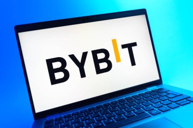 Prag, Çek Cumhuriyeti - 05 08 2025: Renkli bir arkaplanda duran bir dizüstü bilgisayarın yakından görüntüsü, Bybit logosunu gösteriyor.