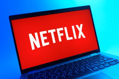 Prag, Çek Cumhuriyeti - 05 08 2025: Netflix logosunu gösteren renkli bir arkaplanda duran dizüstü bilgisayarın yakından görüntüsü.
