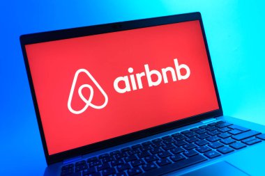 Prag, Çek Cumhuriyeti - 05 08 2025: Airbnb logosunu gösteren renkli bir arkaplanda duran dizüstü bilgisayarın yakından görüntüsü.