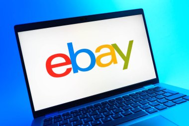 Prag, Çek Cumhuriyeti - 05 08 2025: ebay logosunu gösteren renkli bir arkaplanda duran dizüstü bilgisayarın yakından görüntüsü.