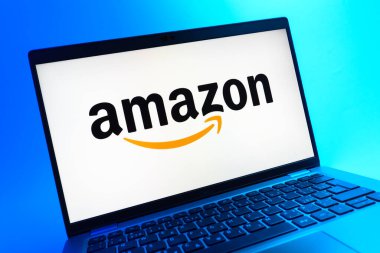 Prag, Çek Cumhuriyeti - 05 08 2025: Renkli bir arkaplanda uzanan ve Amazon logosunu gösteren bir dizüstü bilgisayarın yakından görüntüsü.