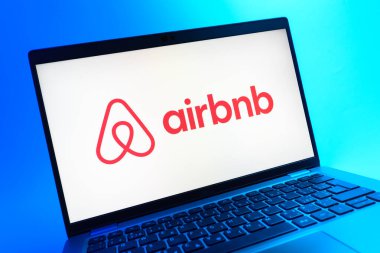 Prag, Çek Cumhuriyeti - 05 08 2025: Airbnb logosunu gösteren renkli bir arkaplanda duran dizüstü bilgisayarın yakından görüntüsü.