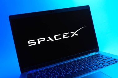 Prag, Çek Cumhuriyeti - 05 08 2025: Renkli bir arkaplanda duran ve SpaceX logosunu gösteren bir dizüstü bilgisayarın yakından görüntüsü.