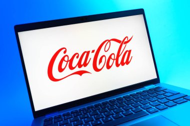 Prag, Çek Cumhuriyeti - 05 08 2025: Coca-Cola logosunu gösteren renkli bir arkaplanda duran dizüstü bilgisayarın yakından görüntüsü.