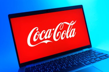 Prag, Çek Cumhuriyeti - 05 08 2025: Coca-Cola logosunu gösteren renkli bir arkaplanda duran dizüstü bilgisayarın yakından görüntüsü.