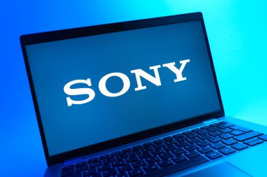 Prag, Çek Cumhuriyeti - 05 08 2025: Renkli bir arkaplanda duran bir dizüstü bilgisayarın yakından görüntüsü, Sony logosunu gösteriyor.