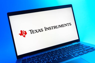 Prag, Çek Cumhuriyeti - 05 08 2025: Renkli bir arkaplanda duran bir dizüstü bilgisayarın yakından görüntüsü, Texas Instruments logosunu gösteriyor.