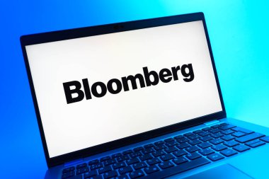 Prag, Çek Cumhuriyeti - 05 08 2025: Bloomberg logosunu gösteren renkli bir arkaplanda duran dizüstü bilgisayarın yakından görüntüsü.