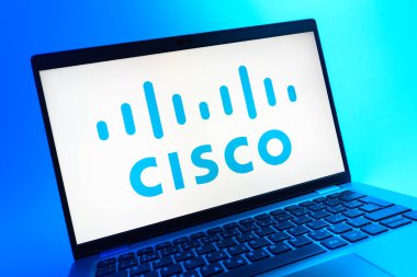 Prag, Çek Cumhuriyeti - 05 08 2025: Cisco logosunu gösteren renkli bir arkaplanda duran dizüstü bilgisayarın yakından görüntüsü.