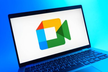 Prag, Çek Cumhuriyeti - 05 08 2025: Google Meet logosunu gösteren renkli bir arkaplanda duran dizüstü bilgisayarın yakın görüntüsü.