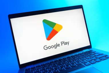 Prag, Çek Cumhuriyeti - 05 08 2025: Google Play logosunu gösteren renkli bir arkaplanda duran dizüstü bilgisayarın yakından görüntüsü.