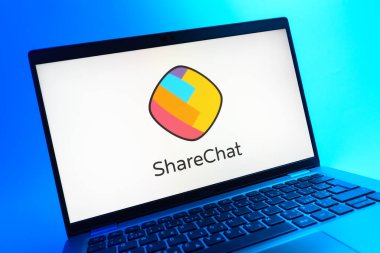 Prag, Çek Cumhuriyeti - 05 08 2025: ShareChat logosunu gösteren renkli bir arkaplanda duran dizüstü bilgisayarın yakından görüntüsü.