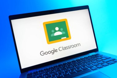 Prag, Çek Cumhuriyeti - 05 08 2025: Google Sınıfı logosunu gösteren renkli bir arkaplanda duran dizüstü bilgisayarın yakın görüntüsü.