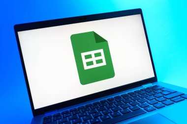 Prag, Çek Cumhuriyeti - 05 08 2025: Google Sheets logosunu gösteren renkli bir arkaplanda duran dizüstü bilgisayarın yakından görüntüsü.