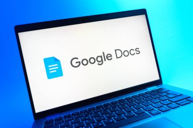 Prag, Çek Cumhuriyeti - 05 08 2025: Google Docs logosunu gösteren renkli bir arkaplanda duran dizüstü bilgisayarın yakından görüntüsü.