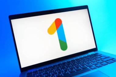 Prag, Çek Cumhuriyeti - 05 08 2025: Renkli bir arkaplanda duran bir dizüstü bilgisayarın yakın görüntüsü, Google One logosunu gösteriyor.